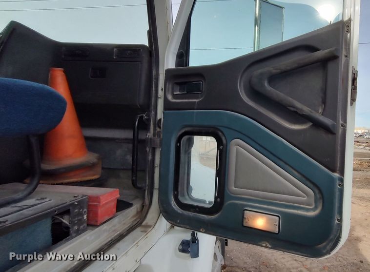 image for item LK9500 2000 International 9200i  semi truck