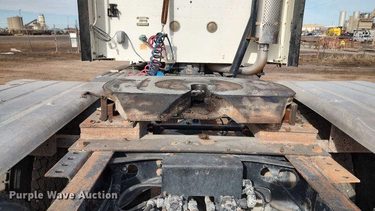 image for item LK9500 2000 International 9200i  semi truck