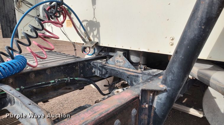 image for item LK9500 2000 International 9200i  semi truck