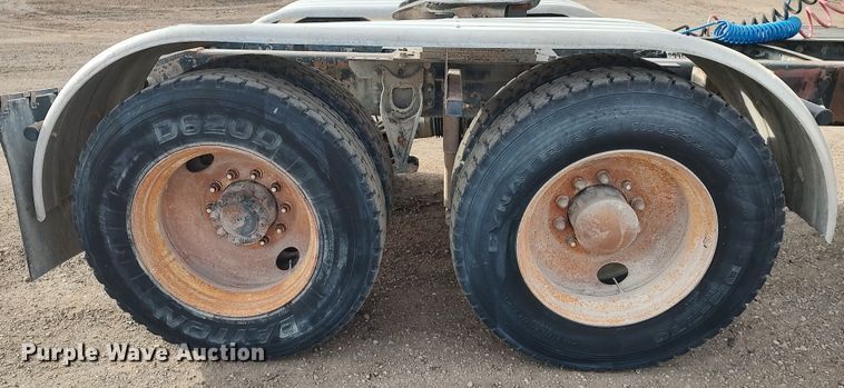 image for item LK9500 2000 International 9200i  semi truck