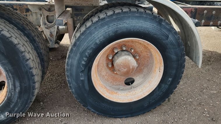 image for item LK9500 2000 International 9200i  semi truck