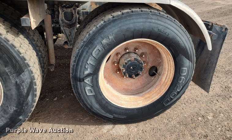 image for item LK9500 2000 International 9200i  semi truck