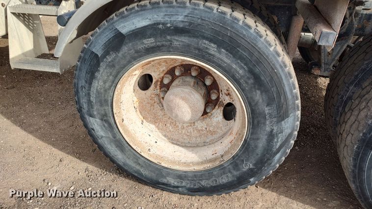 image for item LK9500 2000 International 9200i  semi truck