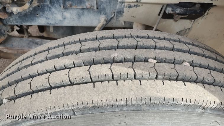 image for item LK9500 2000 International 9200i  semi truck