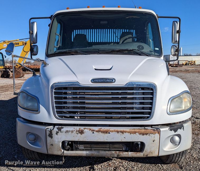 image for item LP9206 2005 Freightliner Business Class M2  rollback truck