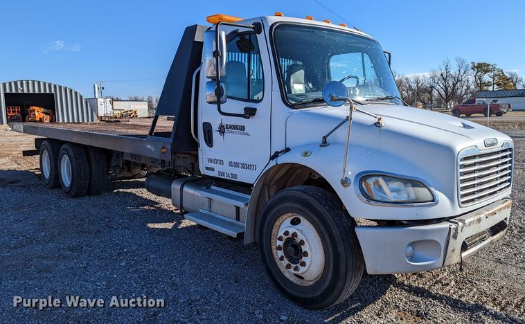 image for item LP9206 2005 Freightliner Business Class M2  rollback truck