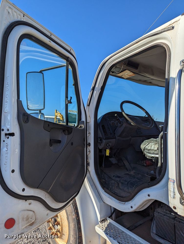 image for item LP9206 2005 Freightliner Business Class M2  rollback truck