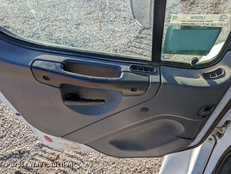 image for item LP9206 2005 Freightliner Business Class M2  rollback truck