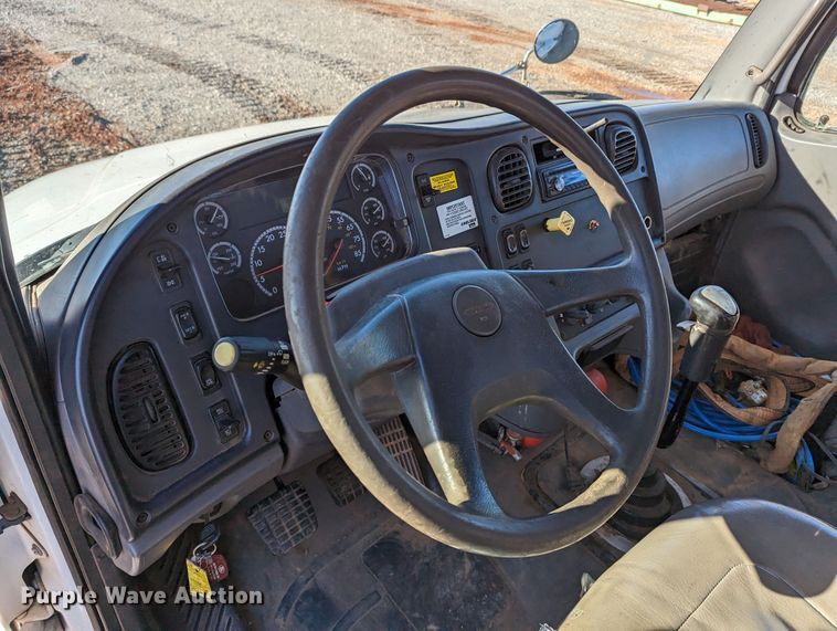 image for item LP9206 2005 Freightliner Business Class M2  rollback truck