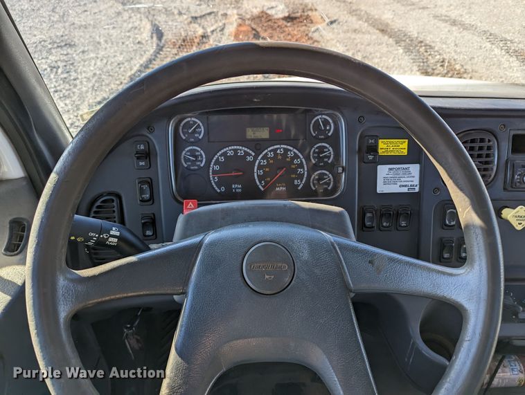 image for item LP9206 2005 Freightliner Business Class M2  rollback truck