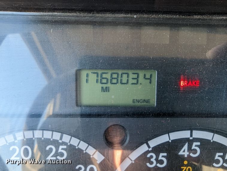 image for item LP9206 2005 Freightliner Business Class M2  rollback truck