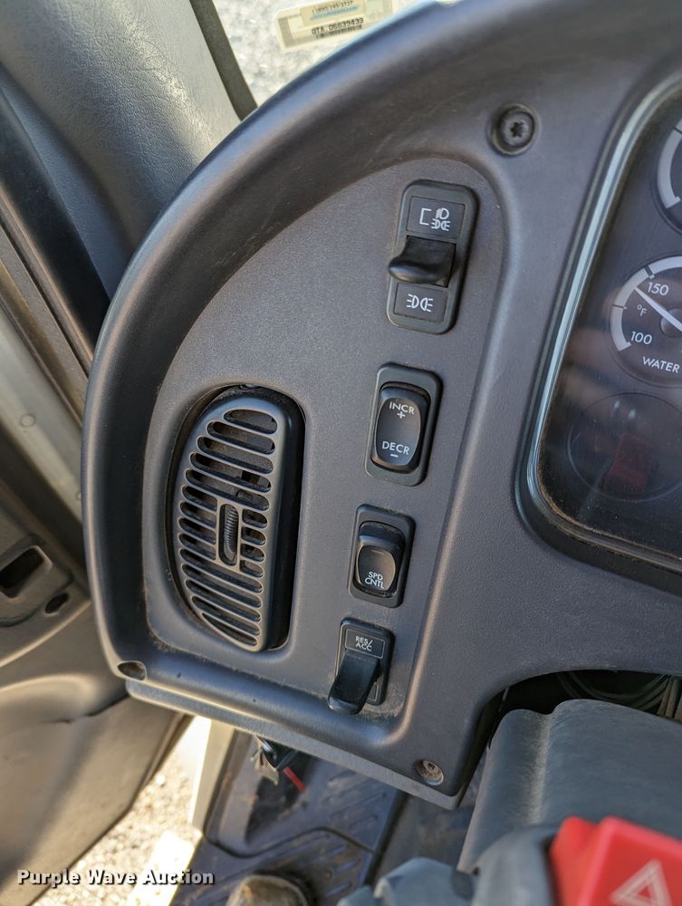 image for item LP9206 2005 Freightliner Business Class M2  rollback truck