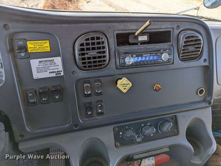 image for item LP9206 2005 Freightliner Business Class M2  rollback truck