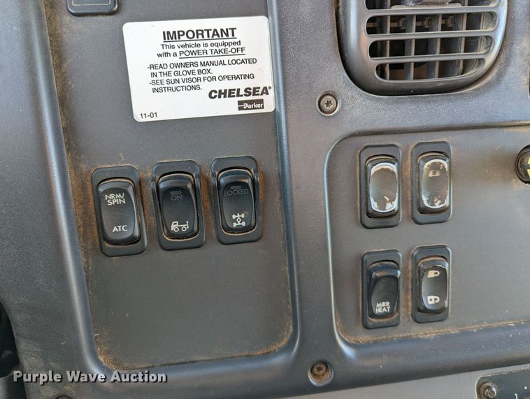 image for item LP9206 2005 Freightliner Business Class M2  rollback truck