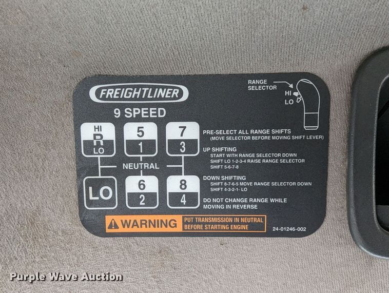 image for item LP9206 2005 Freightliner Business Class M2  rollback truck