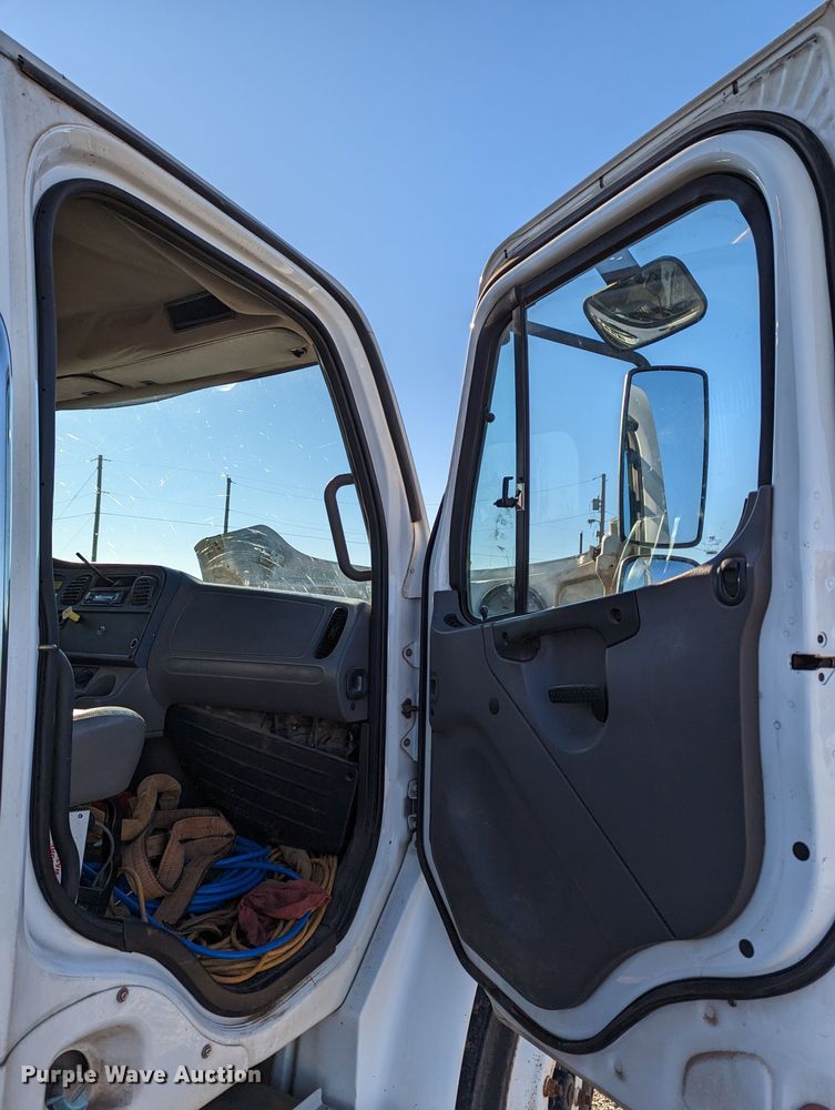 image for item LP9206 2005 Freightliner Business Class M2  rollback truck