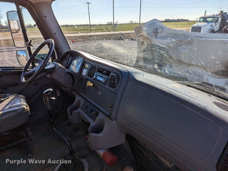 image for item LP9206 2005 Freightliner Business Class M2  rollback truck