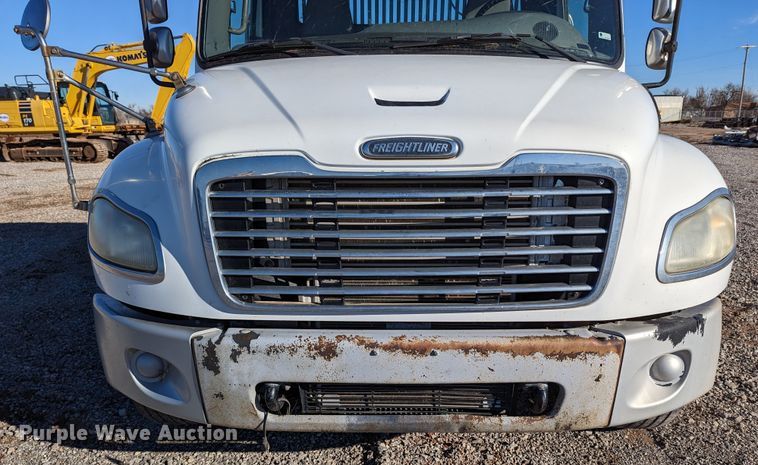 image for item LP9206 2005 Freightliner Business Class M2  rollback truck