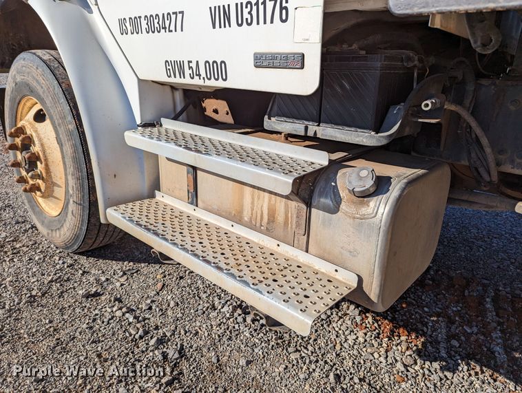 image for item LP9206 2005 Freightliner Business Class M2  rollback truck