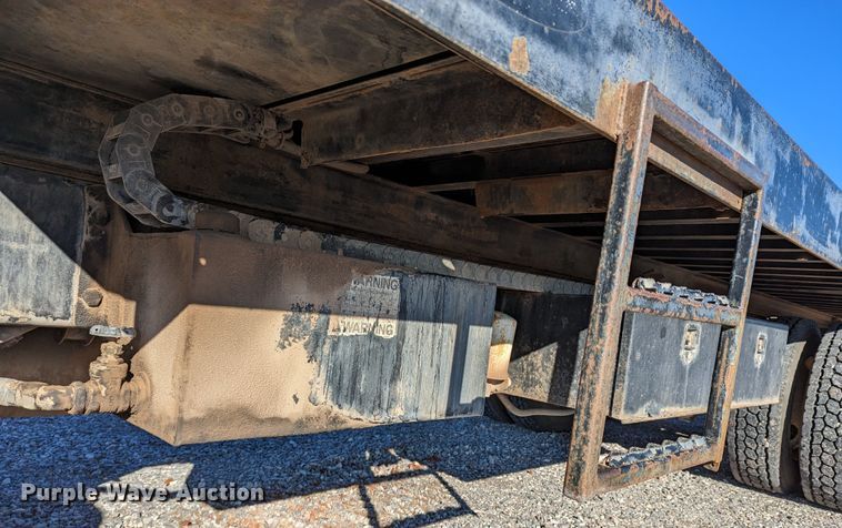 image for item LP9206 2005 Freightliner Business Class M2  rollback truck