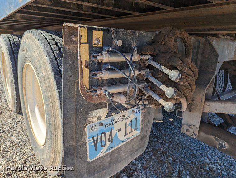 image for item LP9206 2005 Freightliner Business Class M2  rollback truck