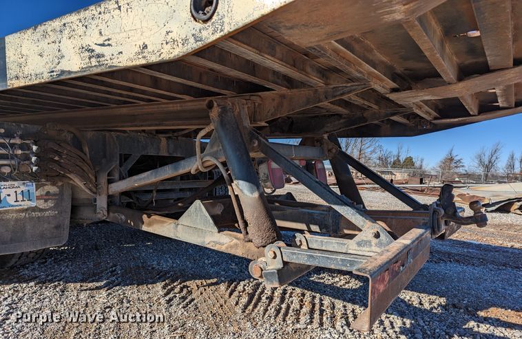 image for item LP9206 2005 Freightliner Business Class M2  rollback truck