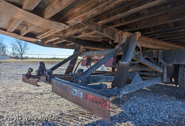 image for item LP9206 2005 Freightliner Business Class M2  rollback truck