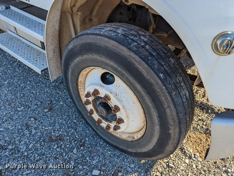 image for item LP9206 2005 Freightliner Business Class M2  rollback truck