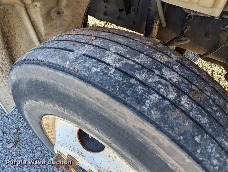 image for item LP9206 2005 Freightliner Business Class M2  rollback truck