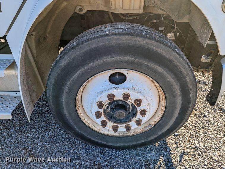 image for item LP9206 2005 Freightliner Business Class M2  rollback truck