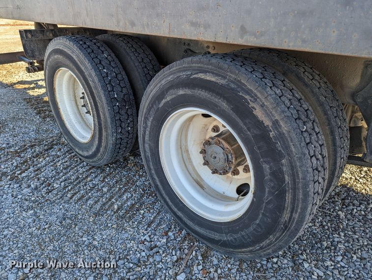 image for item LP9206 2005 Freightliner Business Class M2  rollback truck