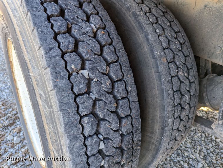 image for item LP9206 2005 Freightliner Business Class M2  rollback truck