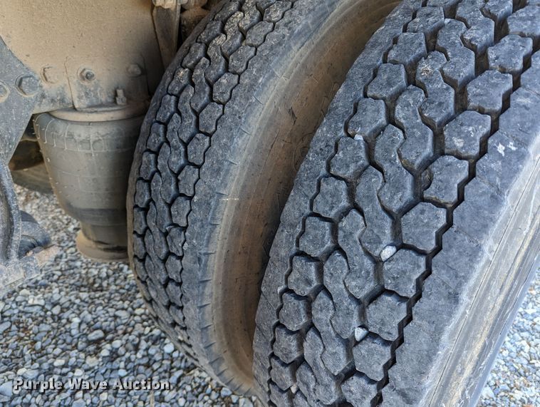 image for item LP9206 2005 Freightliner Business Class M2  rollback truck