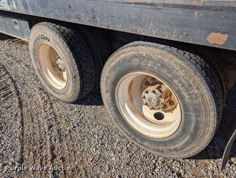 image for item LP9206 2005 Freightliner Business Class M2  rollback truck