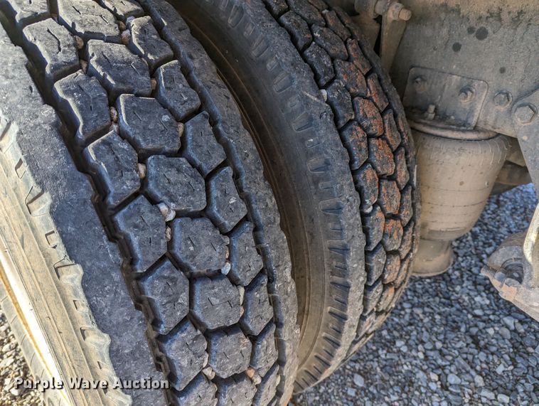 image for item LP9206 2005 Freightliner Business Class M2  rollback truck