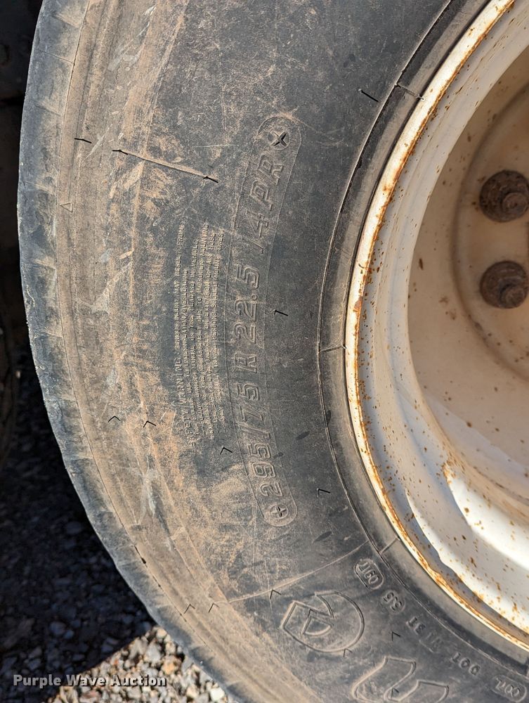 image for item LP9206 2005 Freightliner Business Class M2  rollback truck