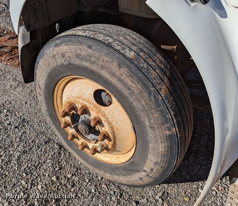 image for item LP9206 2005 Freightliner Business Class M2  rollback truck