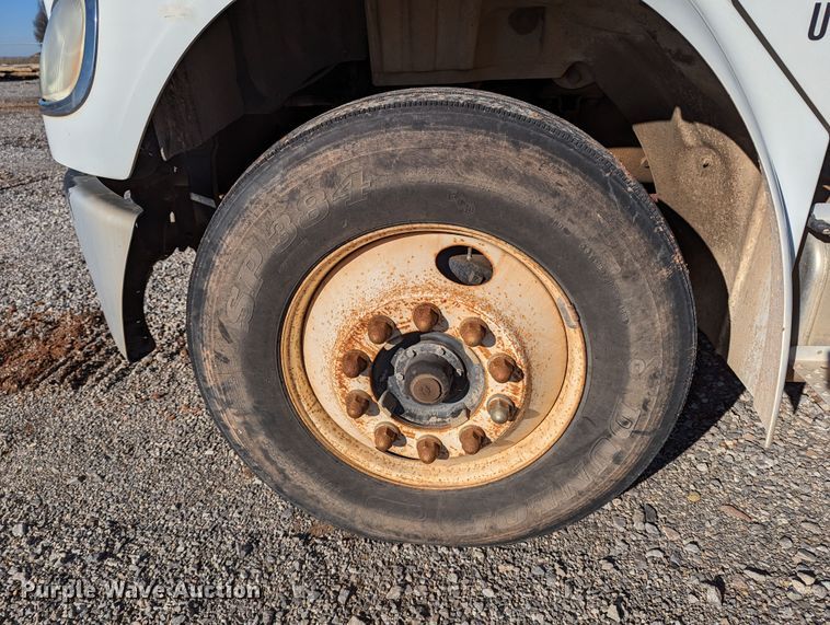 image for item LP9206 2005 Freightliner Business Class M2  rollback truck