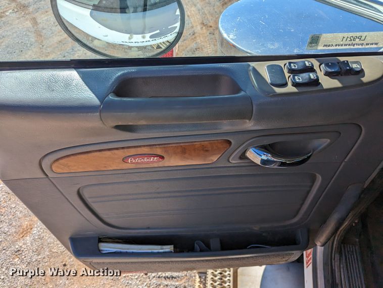 image for item LP9211 2007 Peterbilt 378  winch truck