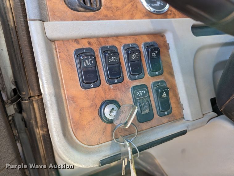 image for item LP9211 2007 Peterbilt 378  winch truck