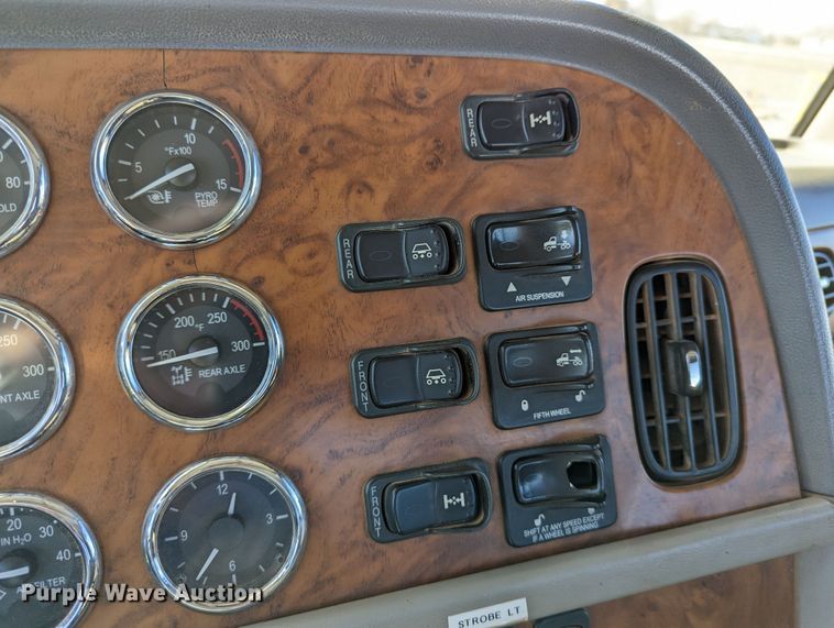 image for item LP9211 2007 Peterbilt 378  winch truck