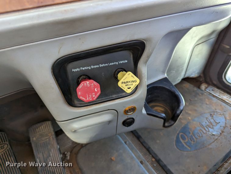 image for item LP9211 2007 Peterbilt 378  winch truck