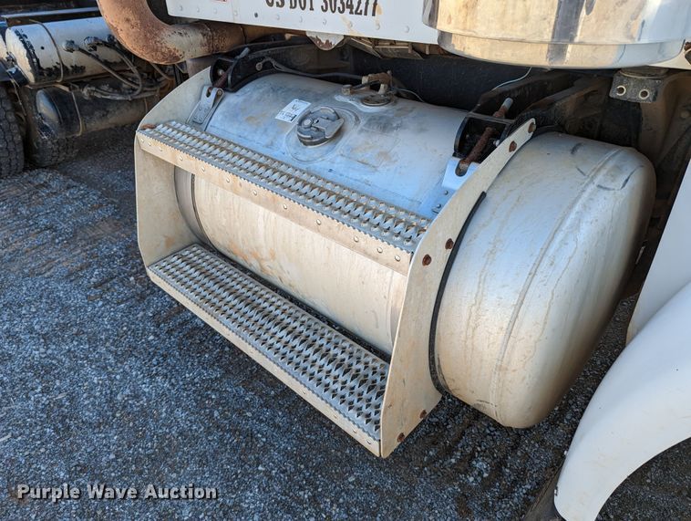 image for item LP9211 2007 Peterbilt 378  winch truck