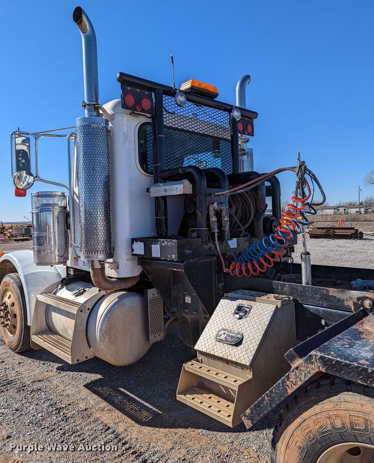 image for item LP9211 2007 Peterbilt 378  winch truck