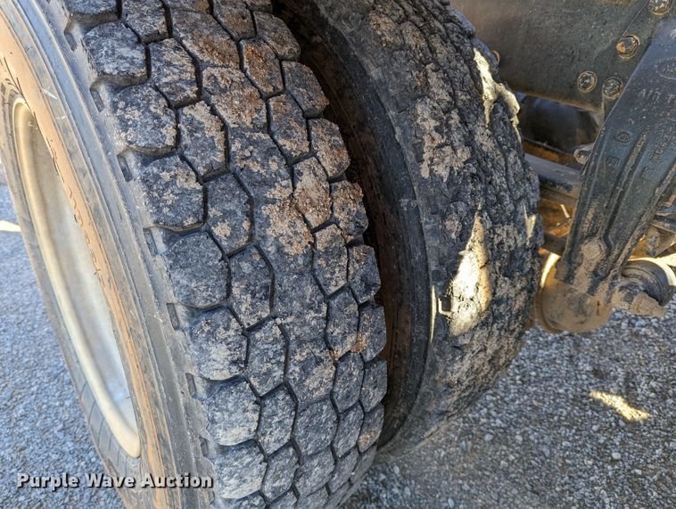 image for item LP9211 2007 Peterbilt 378  winch truck