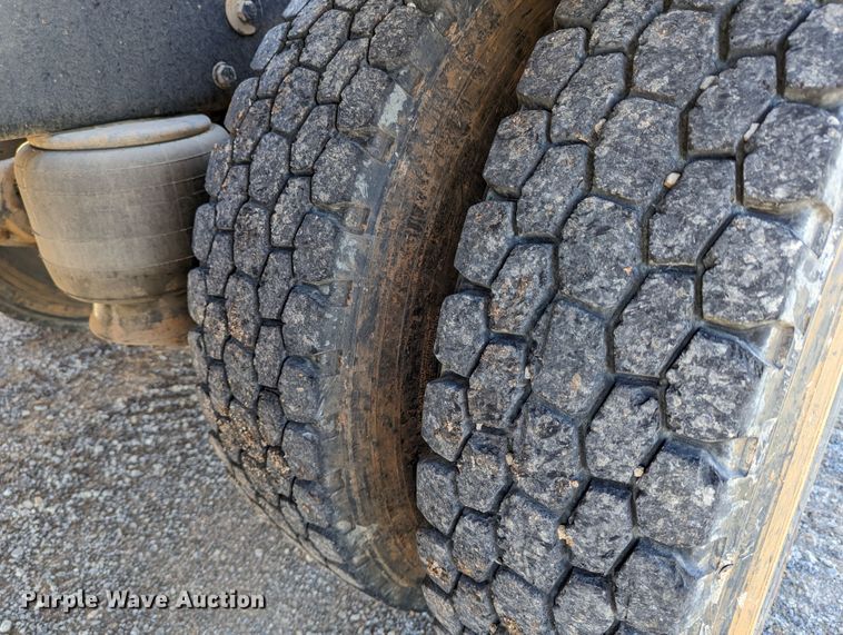 image for item LP9211 2007 Peterbilt 378  winch truck