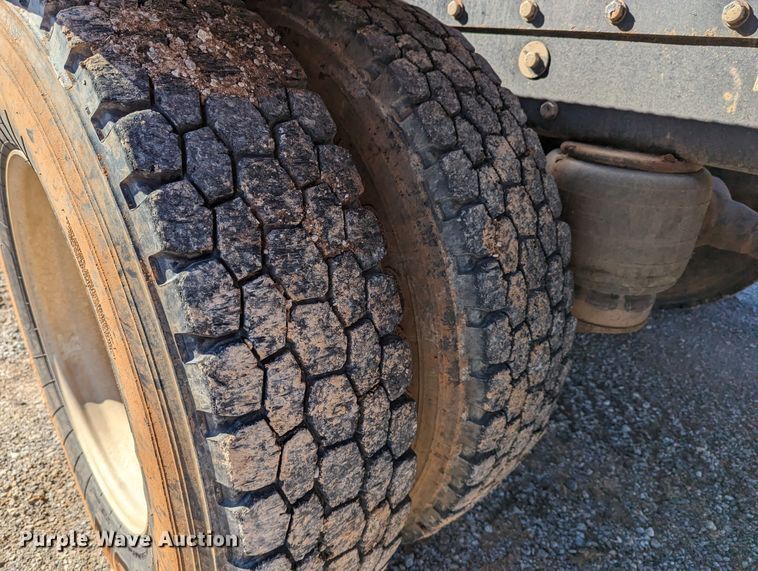 image for item LP9211 2007 Peterbilt 378  winch truck