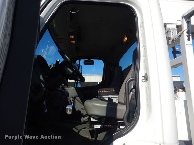 image for item LT9035 2009 Freightliner Business Class M2  bucket truck