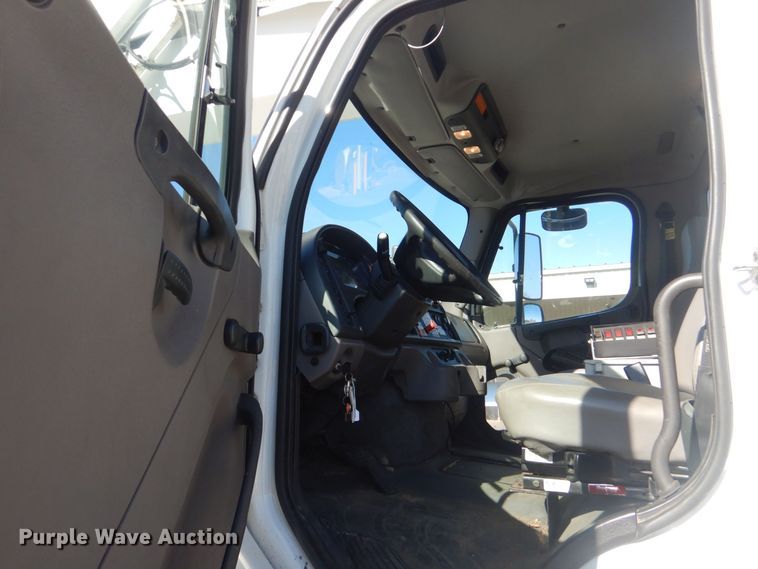 image for item LT9035 2009 Freightliner Business Class M2  bucket truck