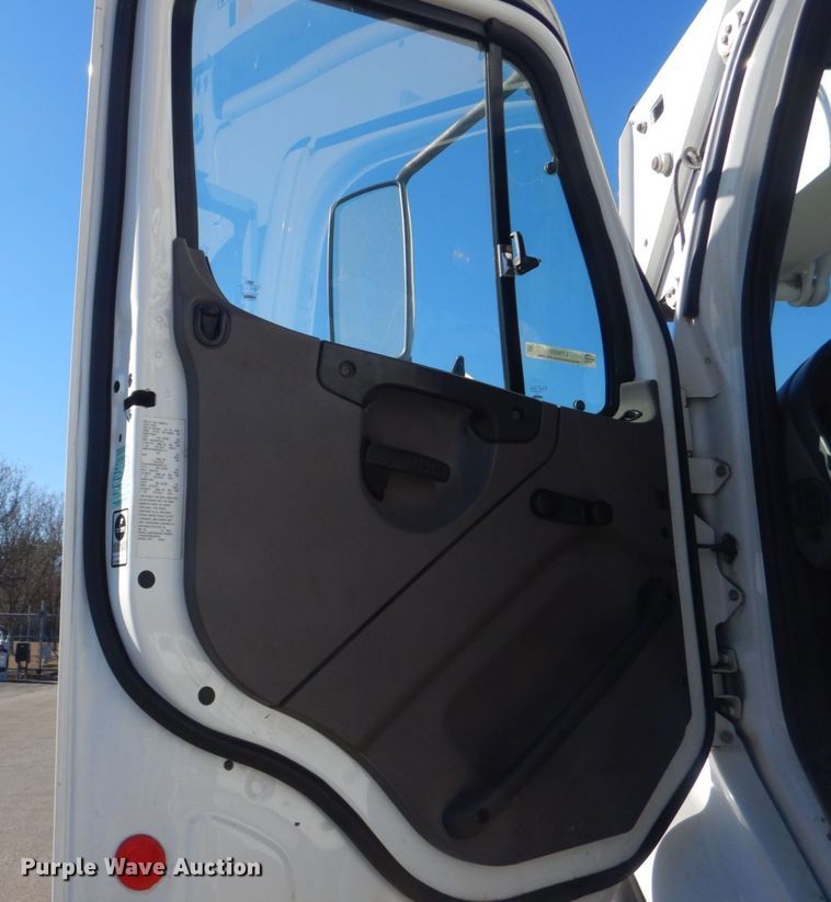 image for item LT9035 2009 Freightliner Business Class M2  bucket truck